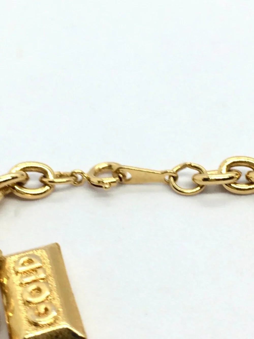 VINTAGE AVON BRACELET Rich & Famous Gold Tone 5 Charm Travel Theme 1980s - Picture 10 of 12